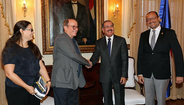 De izquierda a derecha: Niurka González, Silvio Rodríguez, el presidente de la República Dominicana Danilo Medina y el ministro de Cultura, José Antonio Rodríguez. © Presidencia de la República Dominicana