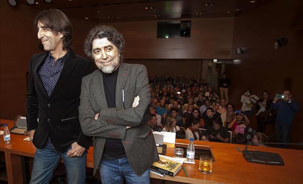 El músico Joaquín Sabina y el escritor Benjamín Prado han abierto hoy en Ávila (España) el ciclo Literarios 2014 echando mano de sus recuerdos de viajes, copas y vivencias plasmados en versos y en letras de poemas y canciones. © EFE