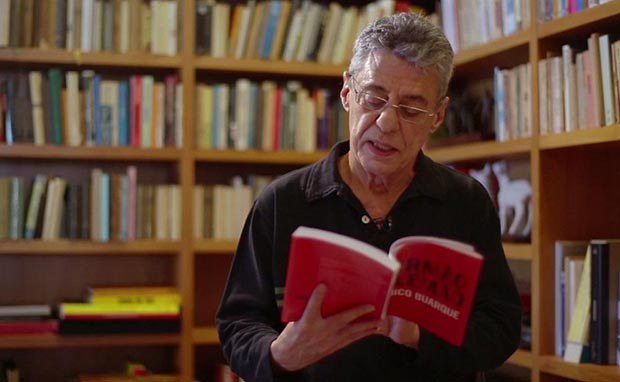 Chico Buarque con un ejemplar de «O irmão alemão», su quinta novela.