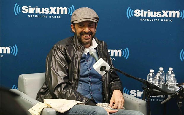 Juan Luis Guerra durante su participación este 7 de noviembre, en una íntima sesión de entrevistas con un grupo de admiradores, como parte del programa de radio «SiriusXM Town Hall» en Nueva York.