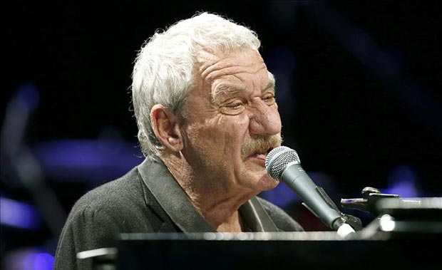 El veterano músico y compositor italiano Paolo Conte, durante su actuación la pasada noche en el Auditori de Barcelona, dentro del festival de Jazz de Barcelona. © EFE