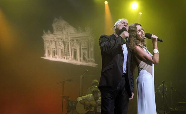 Víctor Manuel junto a Ana Belén en uno de los conciertos que dio en Oviedo el 12 y 13 de septiembre en Oviedo, y que se han recogido en un doble CD y un DVD que saldrá a la luz el 18 de noviembre, «50 años no es nada». © EFE