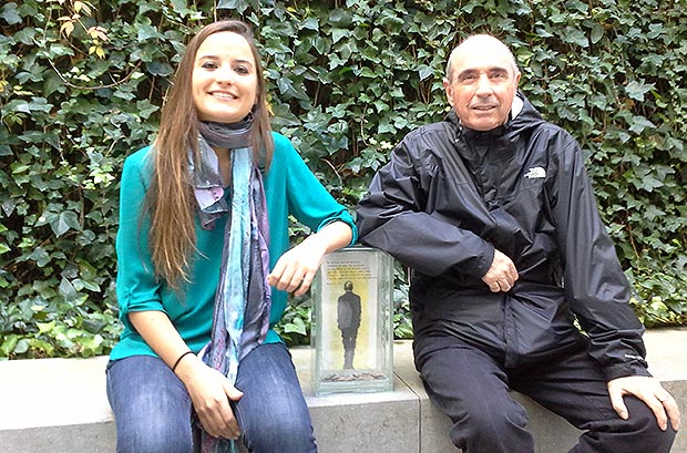 Judit Neddermann y Lluís Llach con la obra del escultor Josep Bofill. © Xavier Pintanel