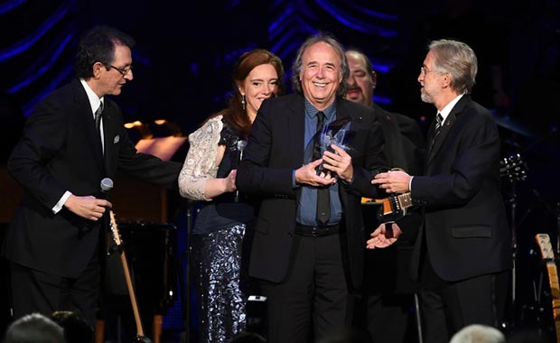 Gabriel Abaroa Jr, Laura Tesoriero y Neil Portnow entregan a Joan Manuel Serrat el premio Persona del Año que concede la Academia Latina de la Grabación. © Ethan Miller/WireImage.com