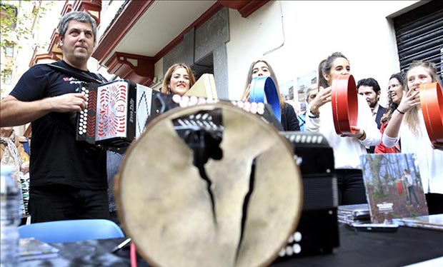 Kepa Junkera toca en la calle en la presentación de su nuevo disco, «Una pequeña historia de la Trikitixa», con el que celebra sus 35 años con la trikitixa, instrumento tradicional vasco. © EFE