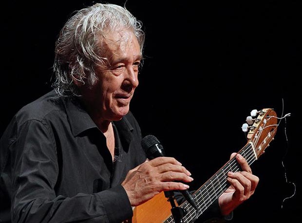 Paco Ibáñez durante la actuación que ha ofrecido la pasada noche en el Teatre Nacional de Catalunya (TNC), dentro de su gira «Vivencias» que conmemora el 50 aniversario de su primer disco. © EFE