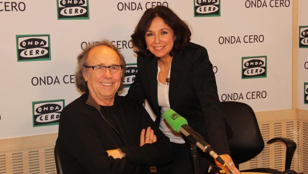 Joan Manuel Serrat e Isabel Gemio en el programa de radio «Te doy mi palabra» de Onda Cero. © GGF/ondacero.es