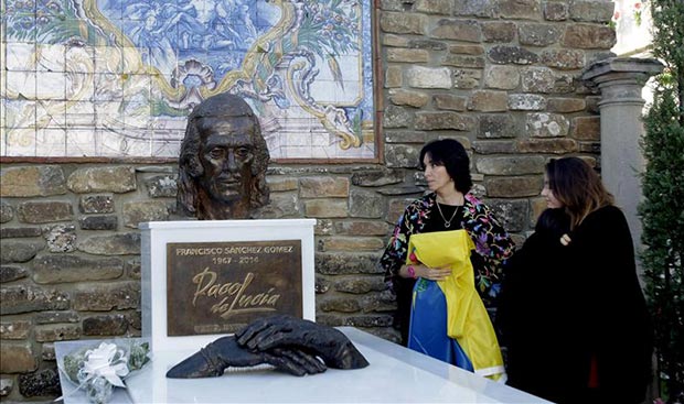 La viuda de Paco de Lucía, Gabriela Canseco, y sus hijos al lado del mausoleo, inaugurado hoy, dedicado al guitarrista de Algeciras que falleció el 25 de febrero de este año. © EFE