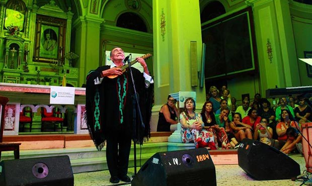 Jaime Torres en la presentación de la «Misa Criolla» en el Templo Parroquial de la ciudad bonaerense de Carmen de Patagones.