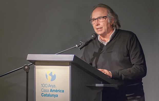 Un Serrat visiblemente emocionado ha recibido hoy en Barcelona la Medalla de la Solidaridad del Centro Salvador Allende. © Xavier Pintanel