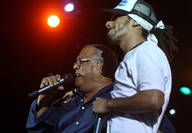 Pablo Milanés invitó a «Los Aldeanos» a cantar en su concierto de 2010 en la llamada Tribuna Antimperialista. © EFE