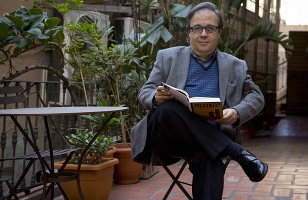 Joan Barril, en la presentación de su libro «201 contes corrents» en la librería Laie de Barcelona, en noviembre del 2009. © Joan Cortadellas/El Periódico de Catalunya