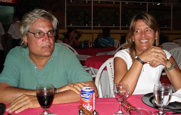 El trovador cubano Amaury Pérez y su esposa María Teresa González (Petí).