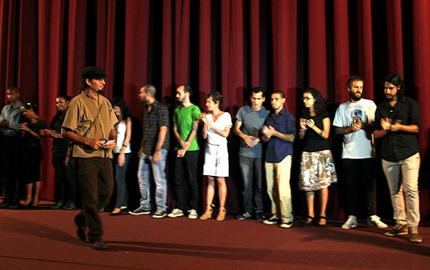 El realizador Alejandro Ramírez presenta al equipo técnico del documental «Canción de barrio», que se estrenó en la Sala Chaplin de la Cinemateca de Cuba, en La Habana. © Ladyrene Pérez/Cubadebate