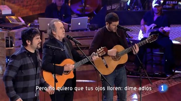 Fotograma de Joan Manuel Serrat cantado con Estopa «Me'n vaig a peu» en el especial de la televisión pública española (TVE) dentro de la programación especial de Nochebuena. © TVE