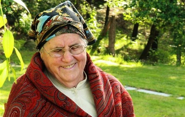 Carmen Pérez Navazal, conocida como la Señora Carmen, la integrante más veterana del grupo gallego de cantareiras Malvela.