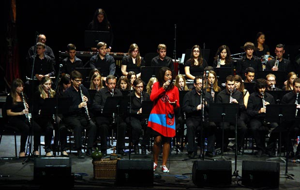 Montse Castellà con la Banda de l’Agrupació Musical Senienca