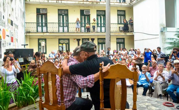 Antonio Guerrero y Víctor Casaus se funden en un abrazo. © Kaloian Santos Cabrera