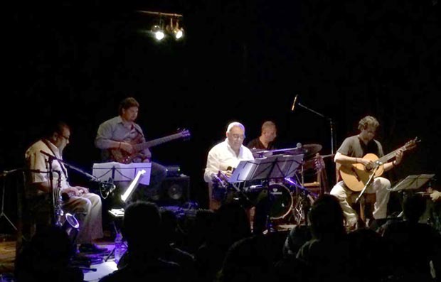 Dino Saluzzi en el Café Vinilo de Buenos Aires.