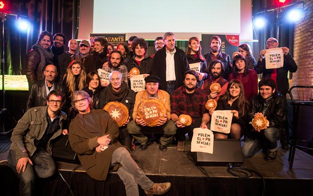 El BarnaSants, Festival de Canción de autor celebra sus 20 años con el lema «Volem el par sencer!» (¡Queremos par entero!). El pasado jueves varios de los implicados se reunieron en una fiesta que se celebró en la Antigua Fábrica Estrella DAMM, en la que se hizo una foto de familia con todos los artistas presentes. © Juan Miguel Morales