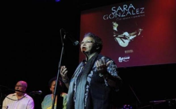 Diana Balboa, compañera de Sara González y artista de la plástica, interviene en la presentación del libro «Sara González. con apuros y paciencia», de Ediciones Bagua, durante el homenaje.