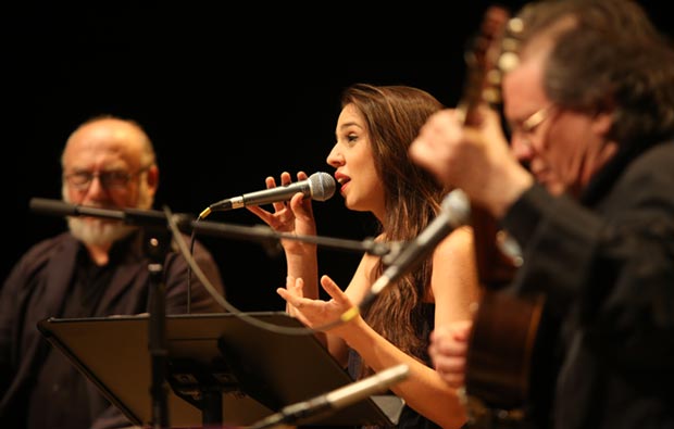 Toti Soler, Gemma Humet y Joan Massotkleiner inauguraron la vigèsima edición del festival BarnaSants con el espectáculo «L’Ovidi, Poema sense acabar». © Juan Miguel Morales