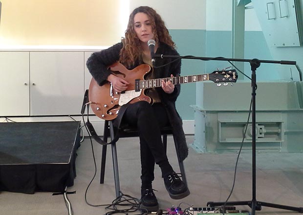 Núria Graham ha estrenado dos temas en vivo en la conferencia de prensa de presentación del 26 Guitar Festival Barcelona. © Xavier Pintanel