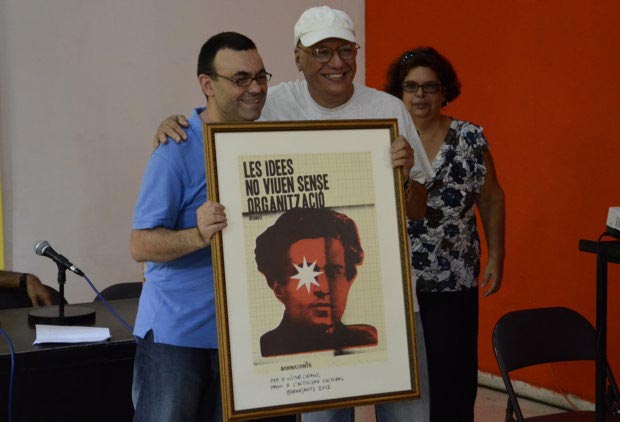 El fotógrafo Juan Miguel Morales entregando el Premio BarnaSants al Activismo Cultural 2012 a Víctor Casaus, director del Centro Pablo de la Torriente Brau.