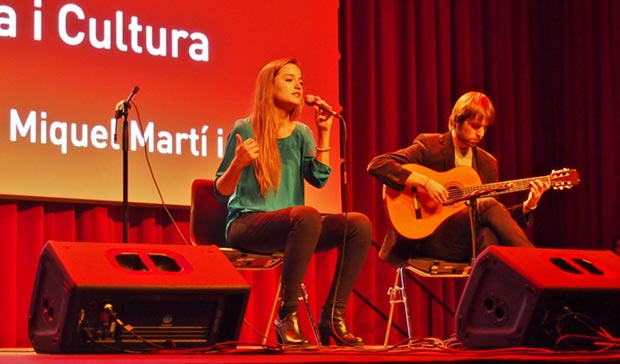 Judit Neddermann, ganadora del último certamen Terra i Cultura, acompañada a la guitarra por Pau Figueres. © Carles Gràcia Escarp