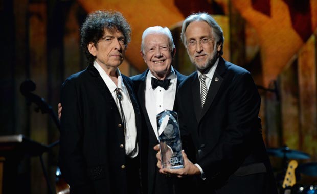 Bob Dylan, Jimmy Carter y Neil Portnow, presidente de la Academia de la Grabación. © The Recording Academy