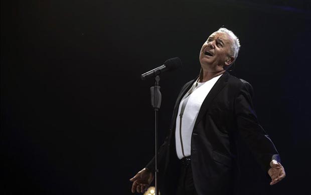 Víctor Manuel durante su concierto de presentación de «50 años no es nada», la pasada noche en el Palacio de los Deportes de Madrid. © EFE