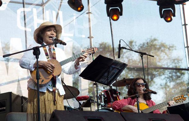 Isabel Parra con su hija Tita en la apertura del Womad Chile. © WOMAD Chile