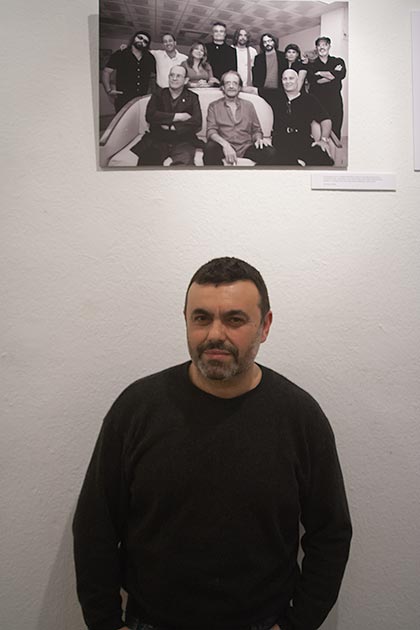 Juan Miguel Morales ante una fotografía correspondiente a la clausura de la décimo tercera edición del festival BarnaSants de 2008 que reunió a Silvio Rodríguez, Luis Eduardo Aute, Vicente Feliú, Carlos Varela, Alejandro Valdés, Liuba Mª Hevia, Amaury Pérez, Karel García, Santiago Feliú, Aurora de los Andes Feliú y Pepe Ordás. © Xavier Pintanel