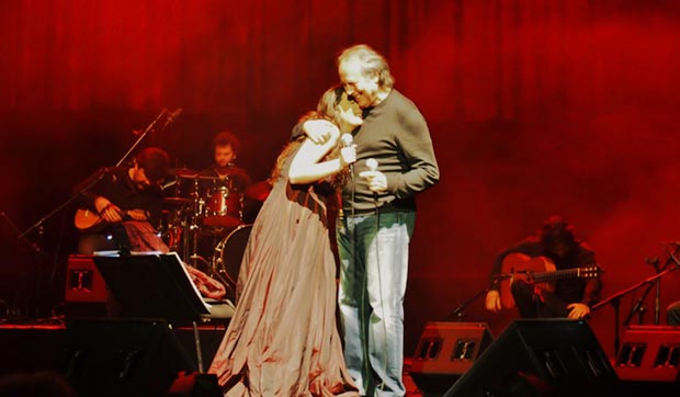 Joan Manuel Serrat, el invitado sorpresa del concierto de Dulce Pontes. © Carles Gràcia Escarp