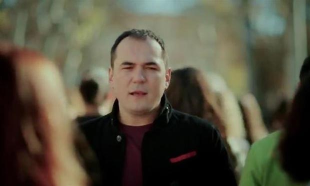 Ismael Serrano en un fotograma de su videoclip «Rebelión en Hamelín».