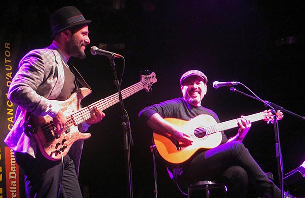 A la izquierda, el guitarrista brasileño Munir Hossn acompañando a Javier Ruibal. © Isabel Llano