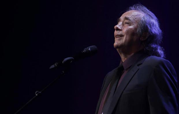 Joan Manuel Serrat en Auditorio Nacional del Sodre de Montevideo. © EFE