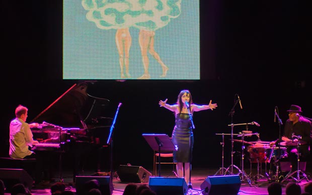 Maria de Medeiros con su banda en la Sala Luz de Gas de Barcelona. © Xavier Pintanel