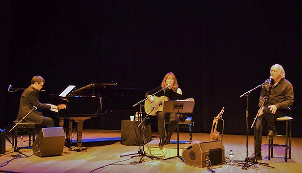 Dani Espasa, Maria del Mar Bonet y Amancio Prada. © Carles Gràcia Escarp