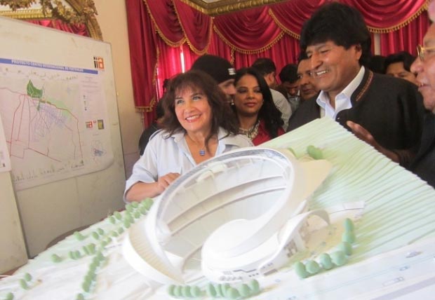 Zulma Yugar, Evo Morales y Gonzalo Hermosa presentan la maqueta de un nuevo teatro al aire libre. © ANF