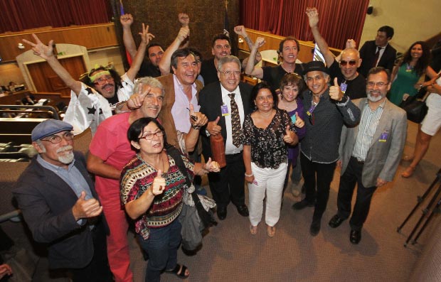 La Ministra del Consejo Nacional de la Cultura y las Artes, Claudia Barattini celebra junto a músicos, cantantes, compositores y otros profesionales ligados a la industria la aprobación de la modificación de la Ley de Fomento de la Música Chilena. © Consejo Nacional de la Cultura y las Artes. Gobierno de Chile