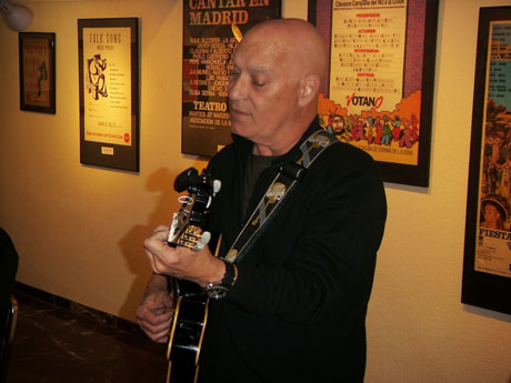 Vicente Feliú en la inauguración de la exposición «Y la palabra se hizo música. La canción de autor en España…». © Fernando G. Lucini