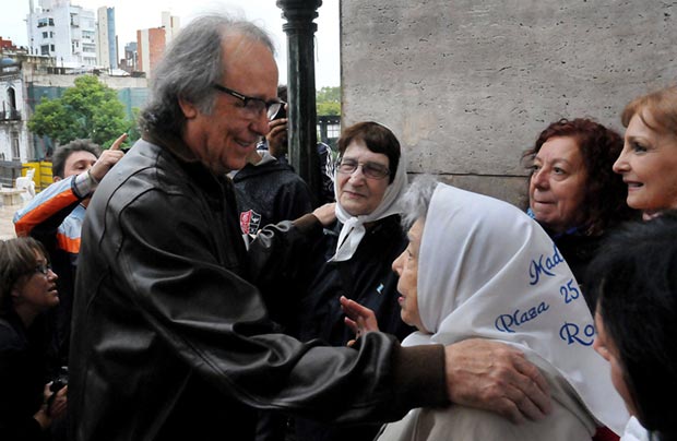 Joan Manuel Serrat, saluda a las Madres de La Plaza de Mayo en el Monumento a la Bandera, previo al acto por los 39 años del golpe militar. © Télam