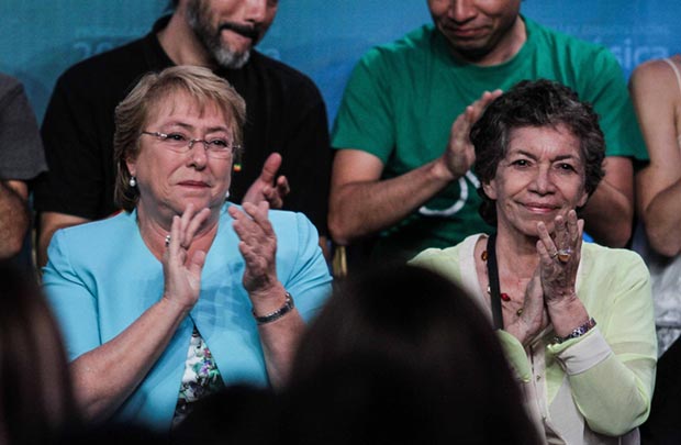 Michelle Bachelet e Isabel Parra. © Rodrigo Campusano/Consejo Nacional de La Cultura y las Artes