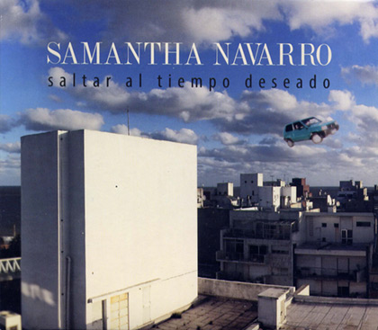 Portada del disco «Saltar al tiempo deseado», Samantha viajando en su Fiat Panda por el cielo montevideano.