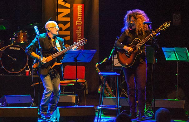 Samantha y Enric Hernàez cantando Contigo el pasado 27 de marzo en la sala Luz de Gas de Barcelona. © Xavier Pintanel