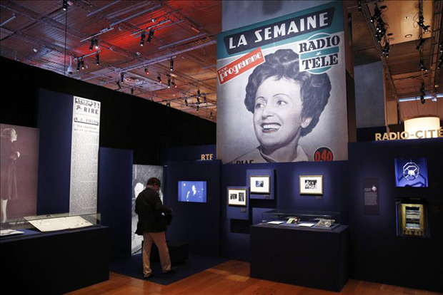 Un hombre ve uno de los vídeos sobre la cantante francesa Edith Piaf que se proyectan dentro de la exposición «Piaf» en la Biblioteca nacional de Francia (Biblioteca François-Mitterrand) en París, Francia, hoy, lunes 13 de abril de 2015. © EFE