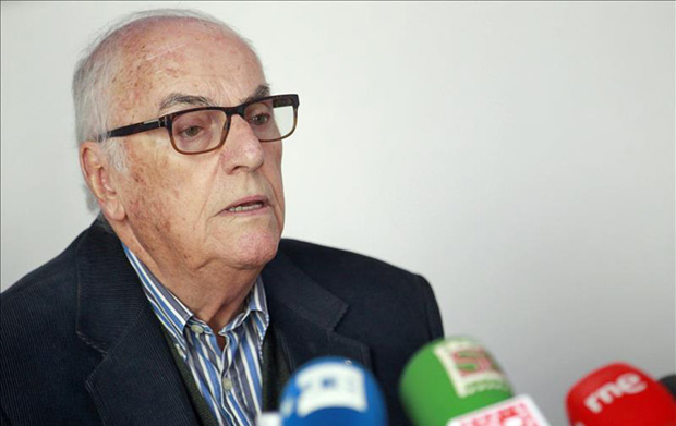 El director de Los Sabandeños, Elfidio Alonso, durante la presentación de los actos con los que el grupo celebra sus 50 años sobre los escenarios difundiendo la música popular de Canarias. © EFE