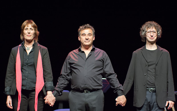 Llúcia Vives, Eduard Fernández y Eduard Iniesta en el Teatro Calderón de Alcoi, durante la clausura de la vigésima edición del festival BarnaSants. © Xavier Pintanel