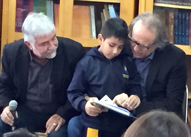 Joan Manuel Serrat, acompañado de Jorge Coulón, en su visita al colegio Sol del Inti-Illimani en La Florida. © Inti-Illimani